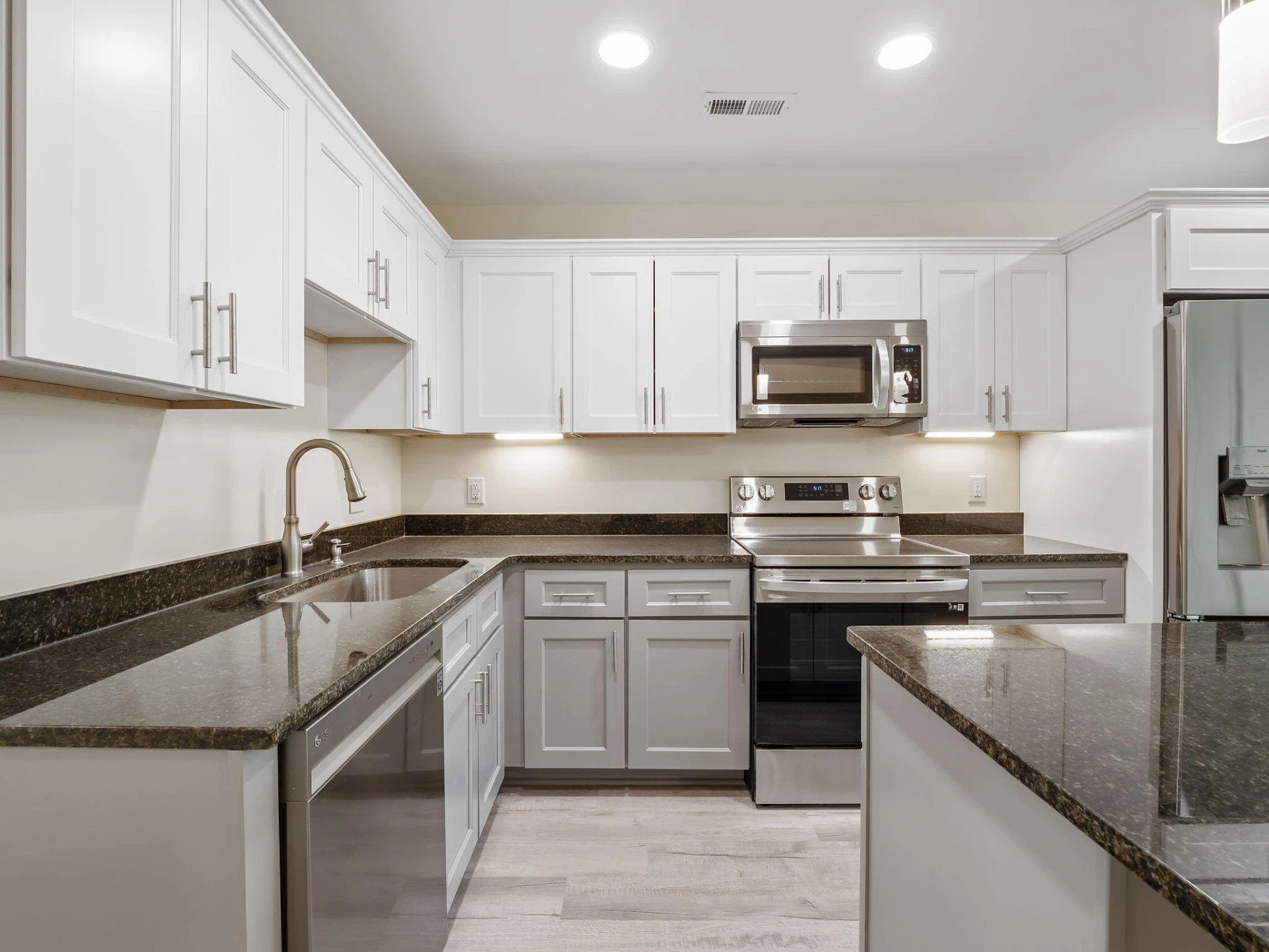 138 W Calhoun ST - Photo 9