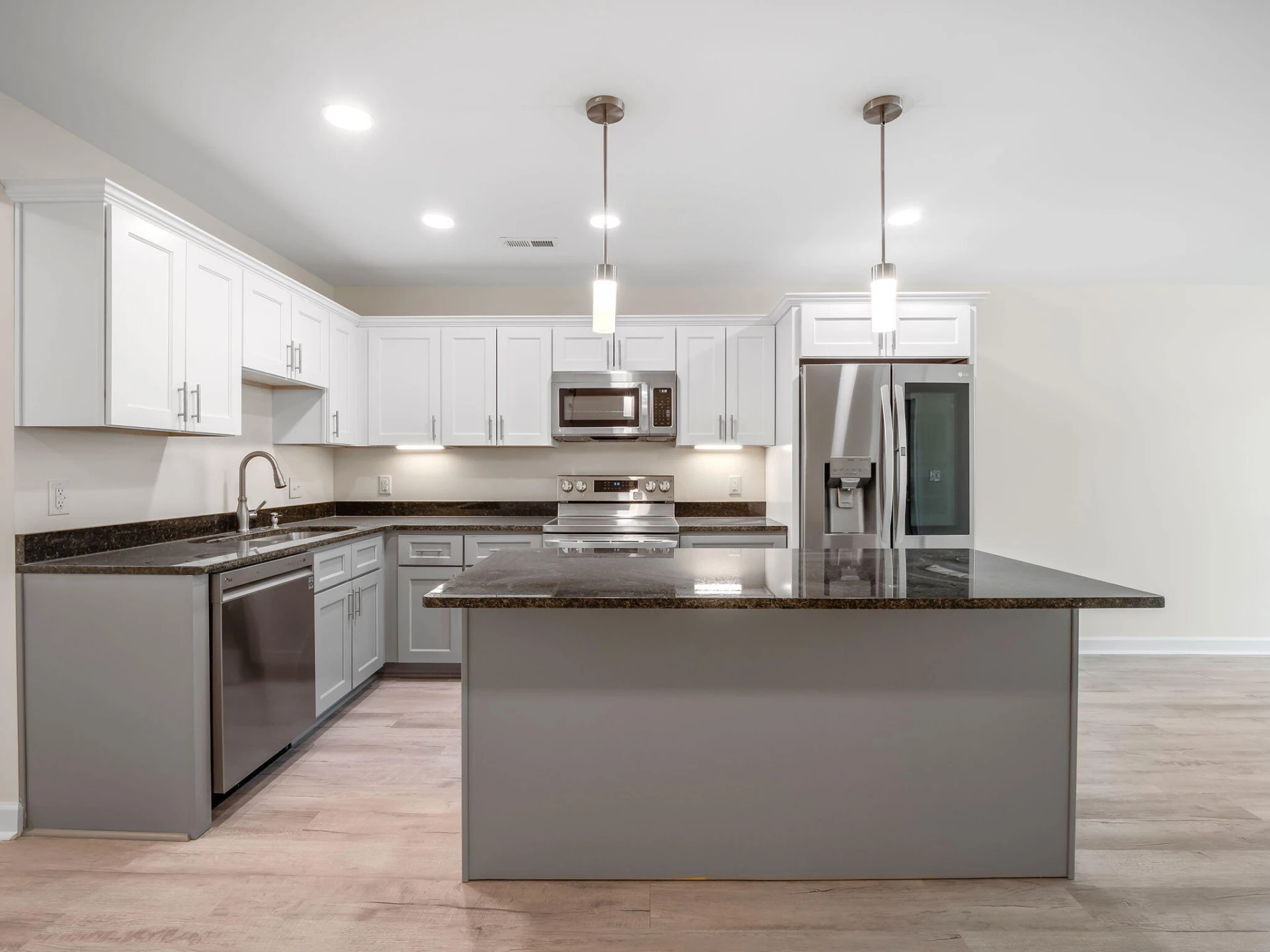 138 W Calhoun ST - Photo 10