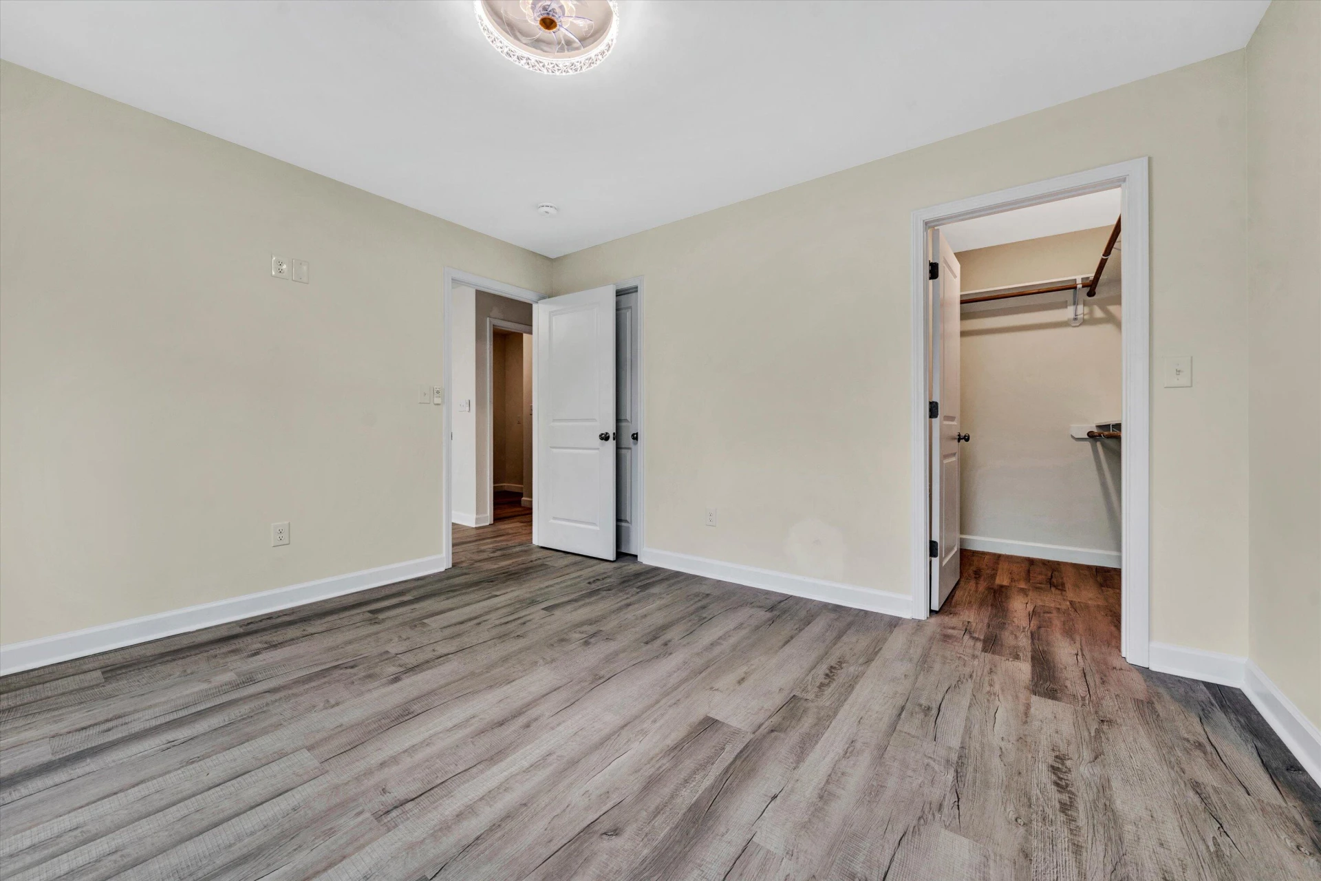 132 W Calhoun ST - Photo 5