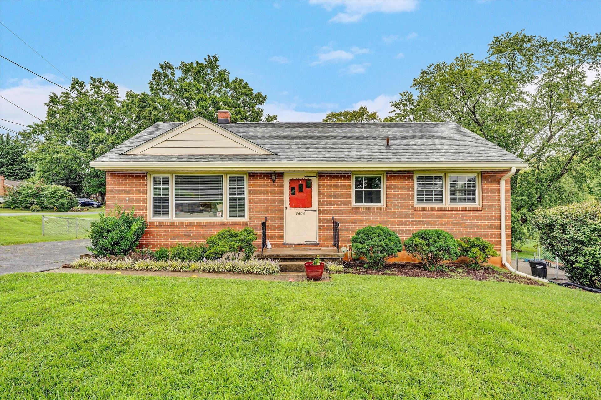 3604 Manassas DR - Photo 2