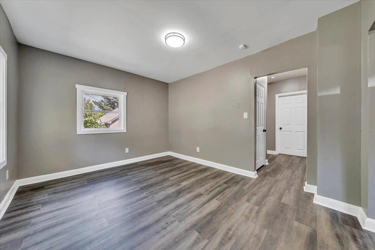 324 10th ST - Photo 3