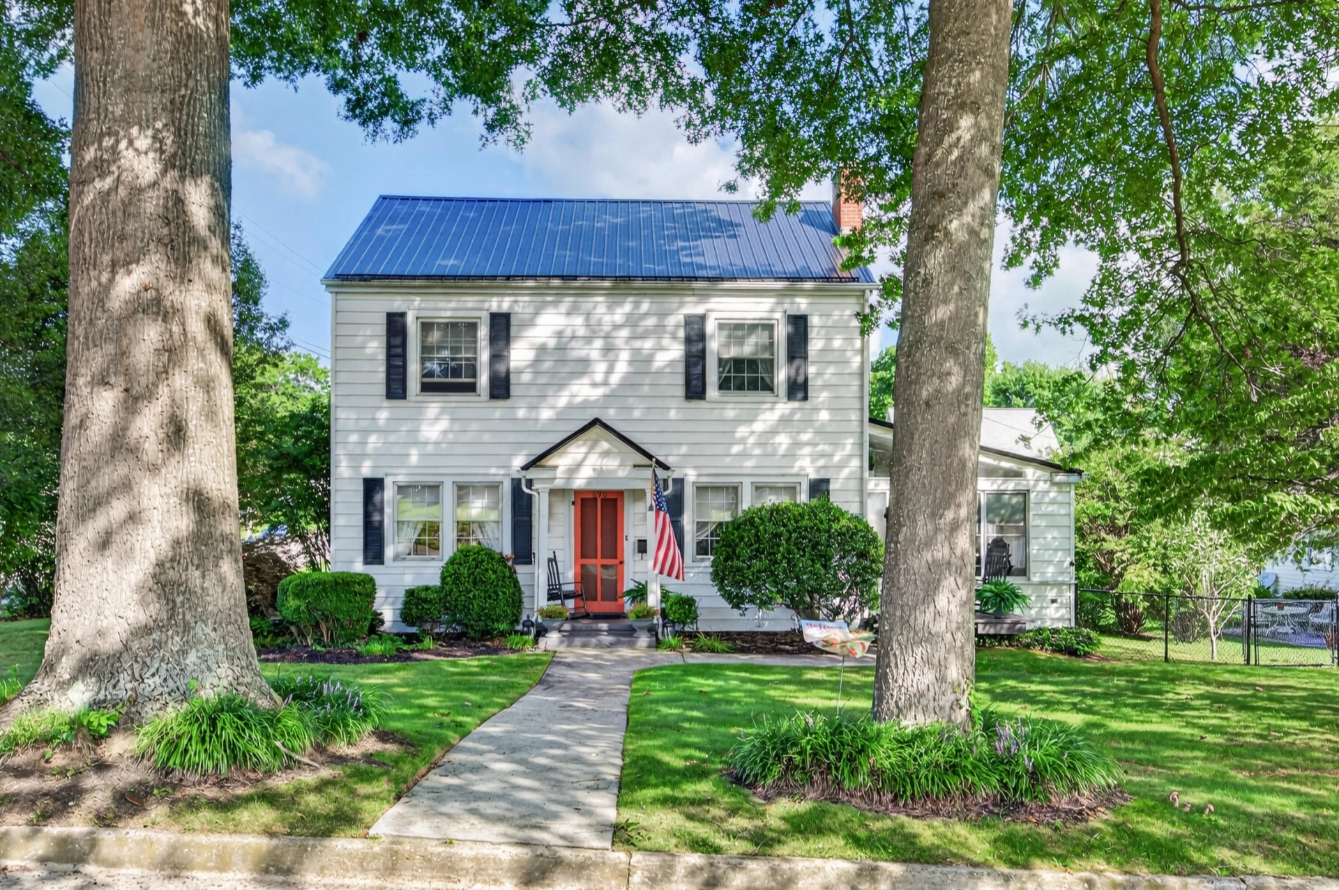 690 W Washington ST - Photo 2