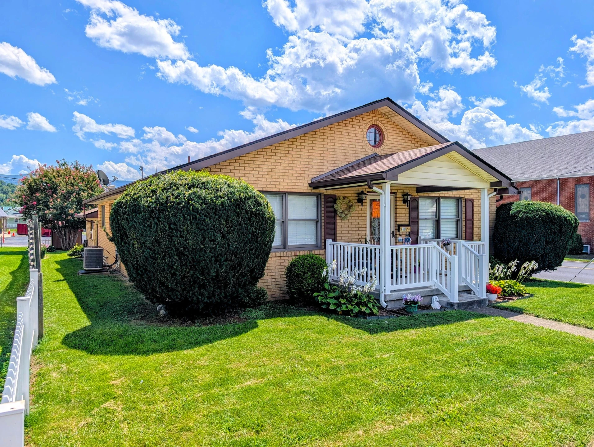301 E Fudge ST - Photo 2
