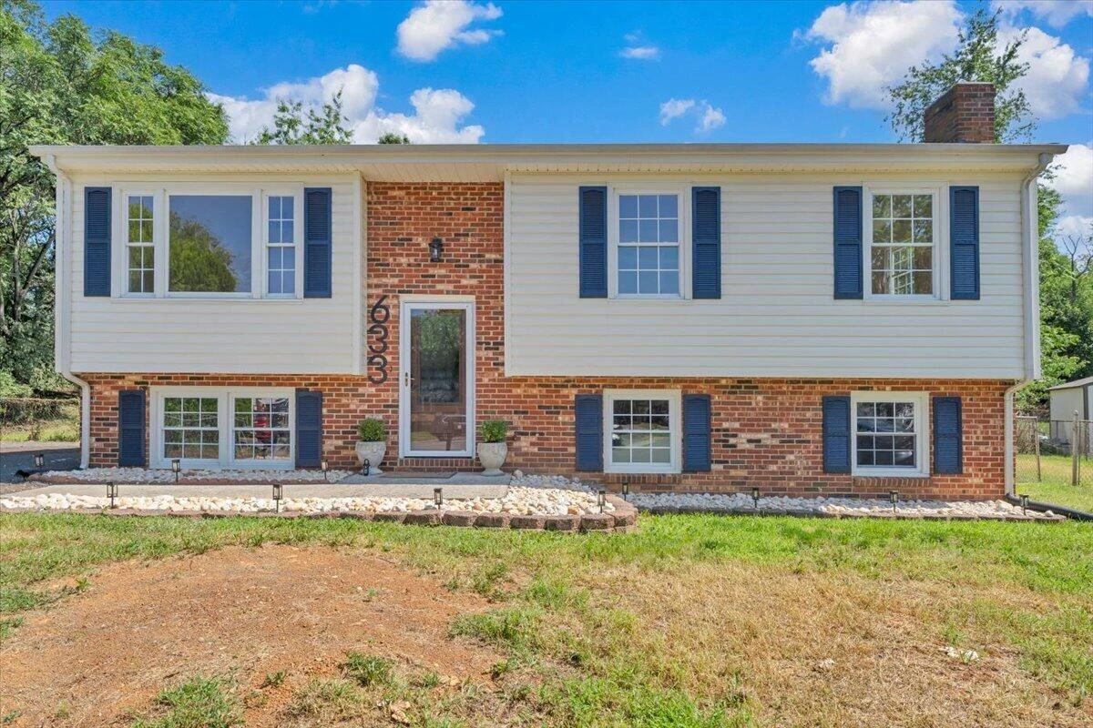 633 Two Tree LN NE