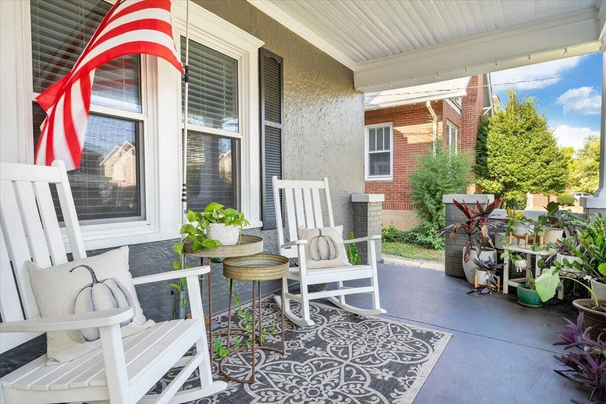 1631 Maiden LN SW - Photo 6