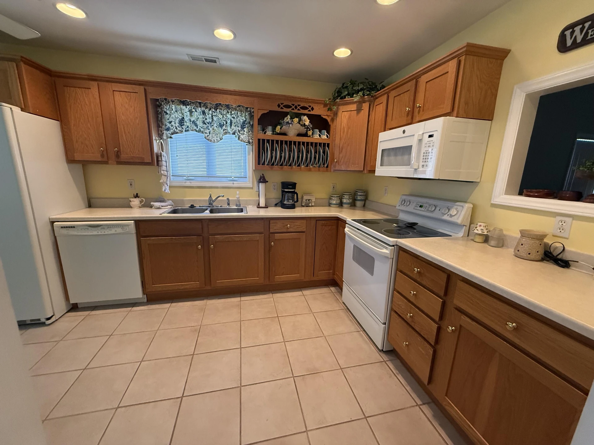 938 Harmon CIR - Photo 4