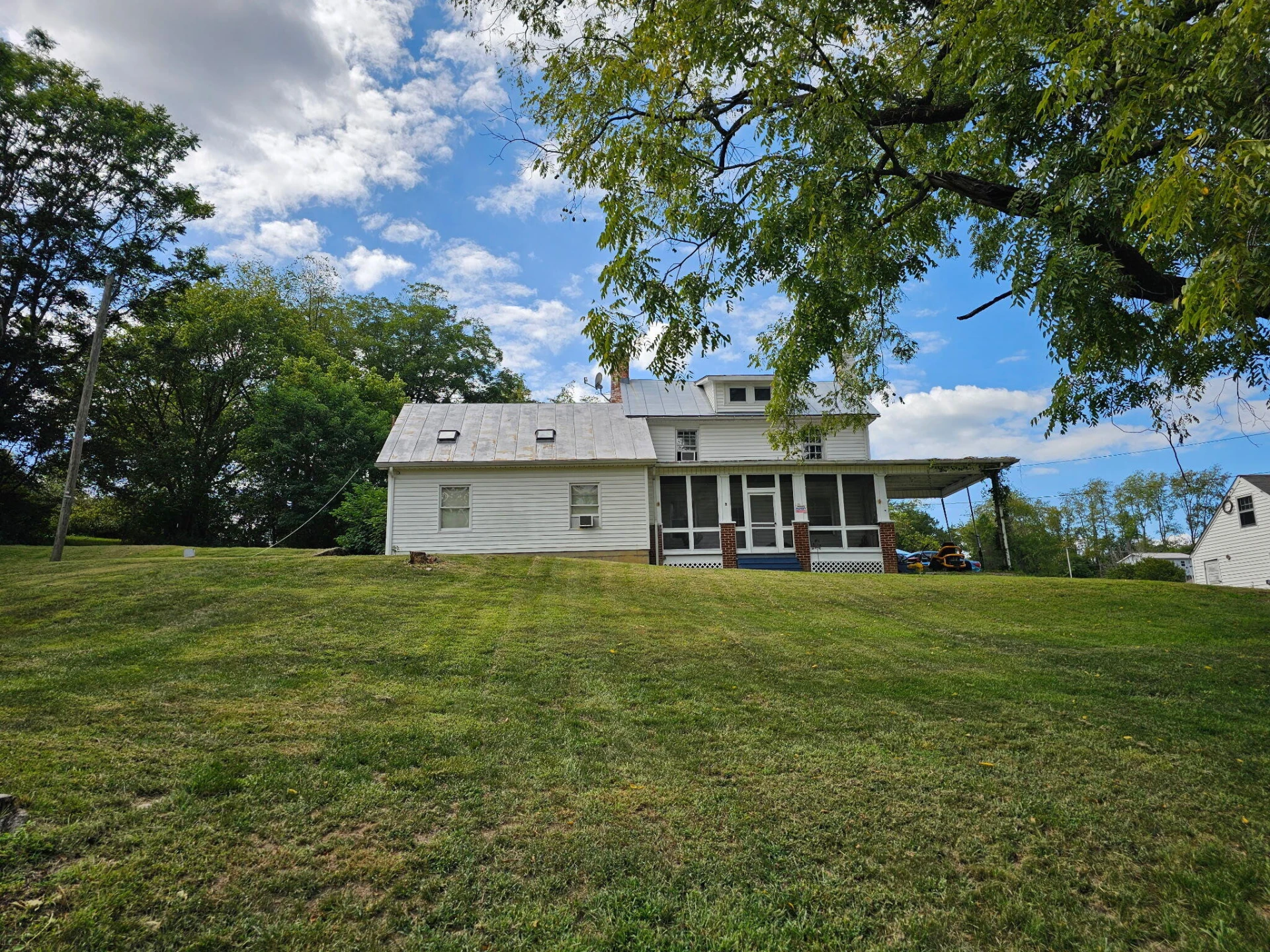 6589 Roanoke RD