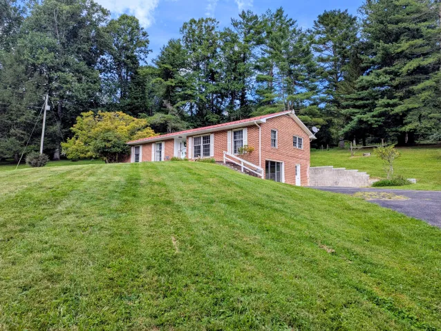 633 Parkway LN S, Floyd, VA, 24091