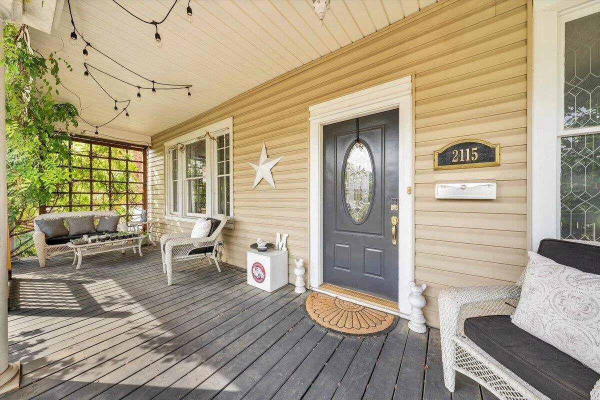 2115 Memorial AVE SW - Photo 2