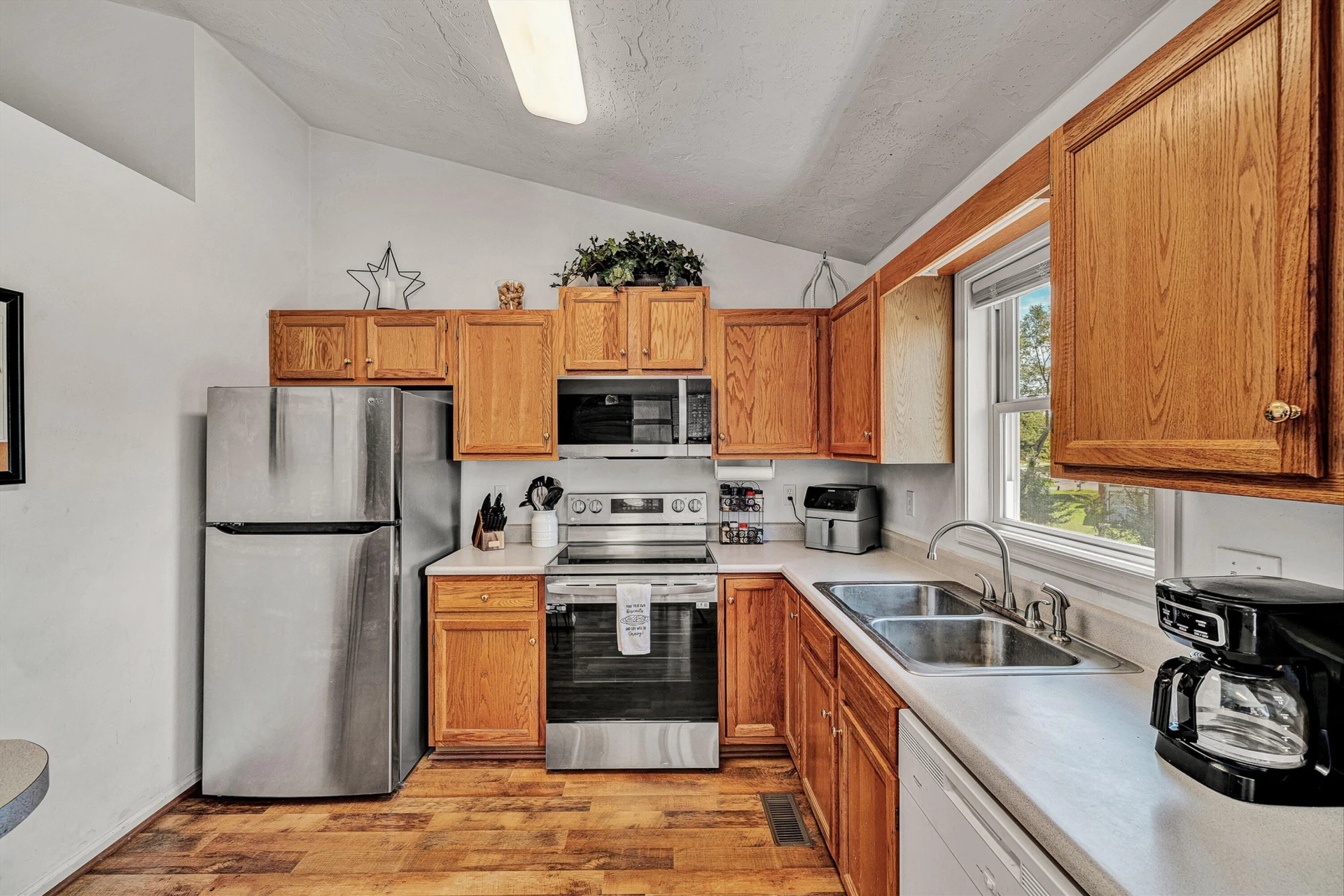 905 Stokes DR - Photo 8