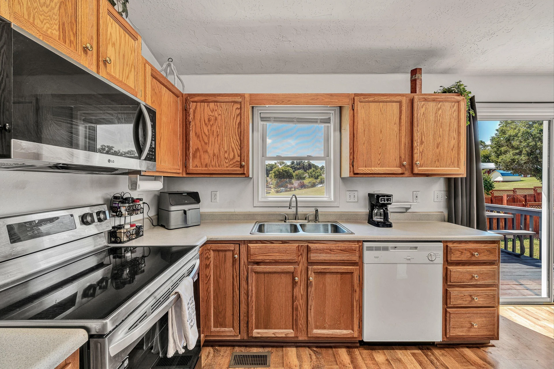 905 Stokes DR - Photo 9