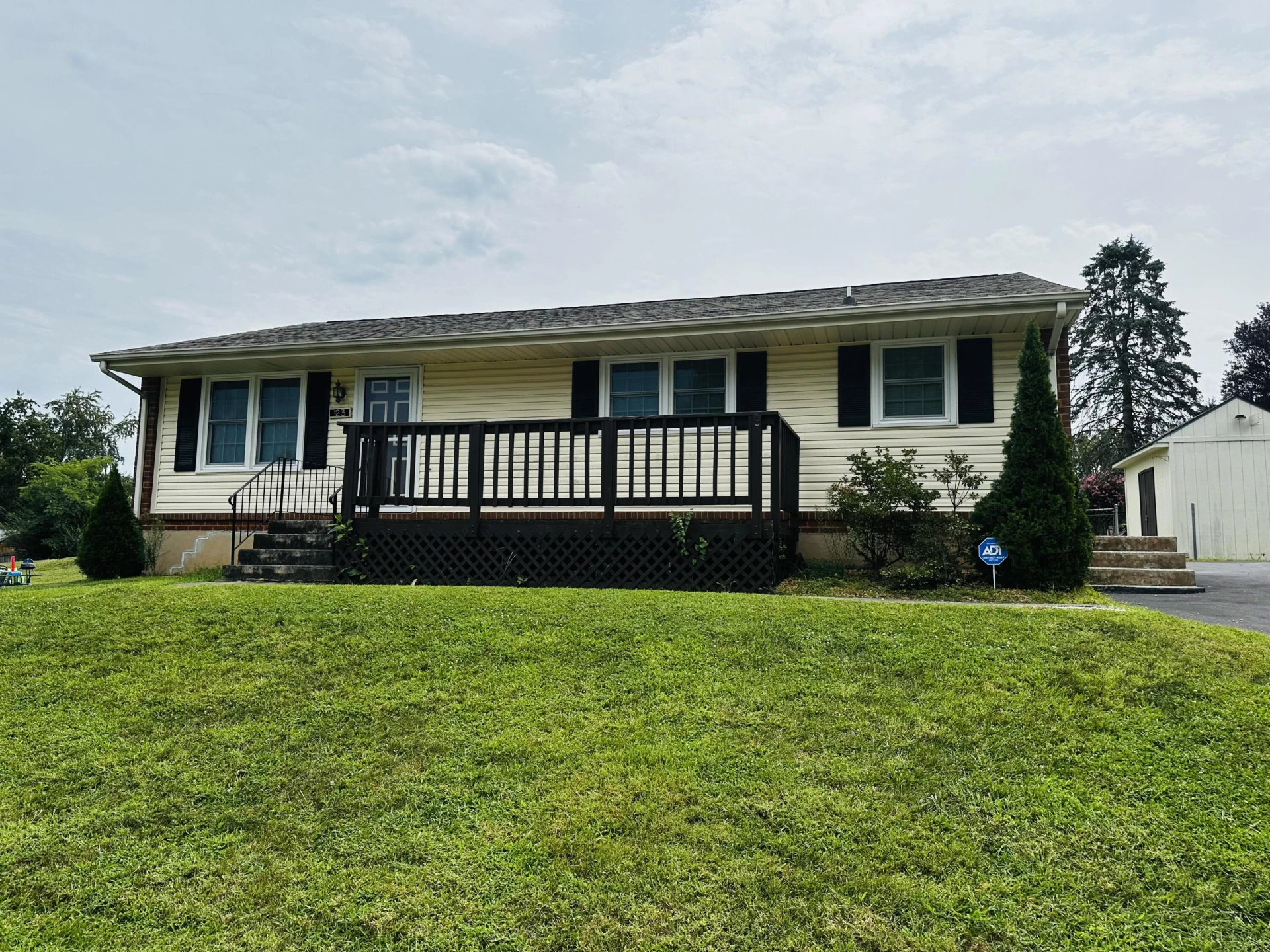 123 Hillview DR