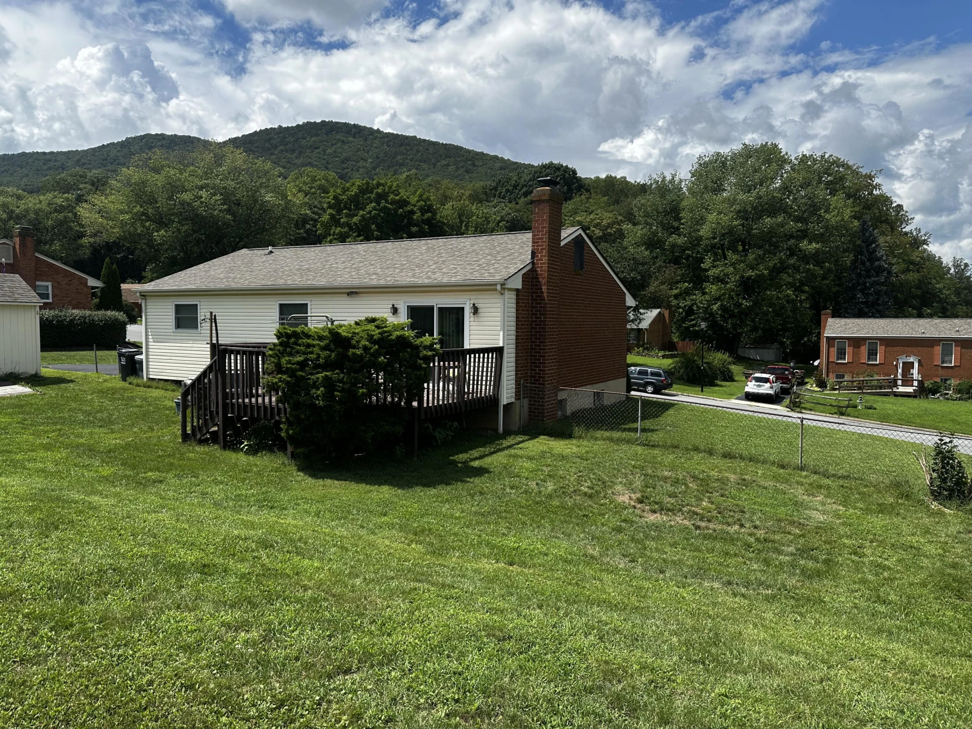 123 Hillview DR - Photo 3