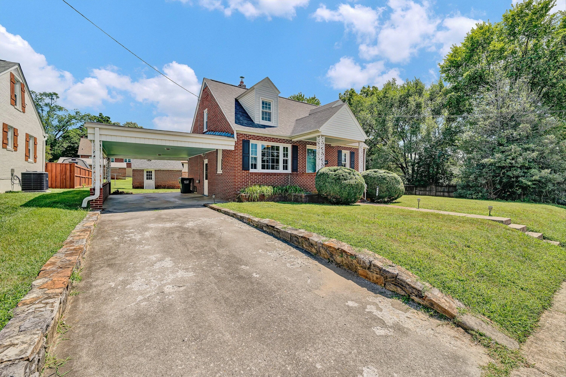 424 Goodwin AVE - Photo 2