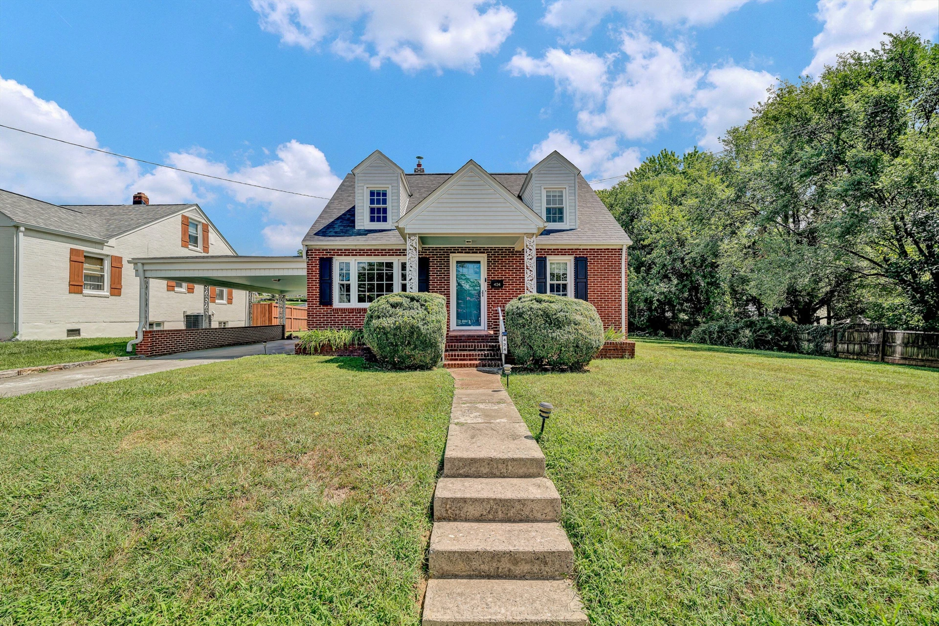 424 Goodwin AVE - Photo 3