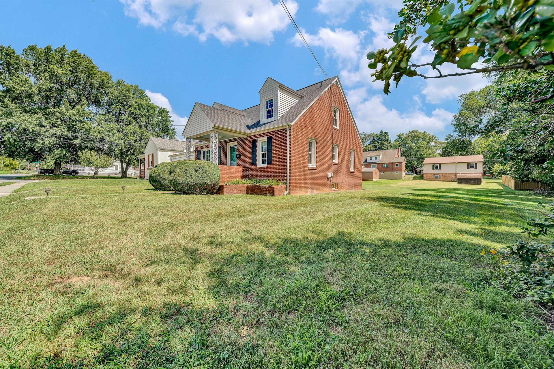 424 Goodwin AVE - Photo 4