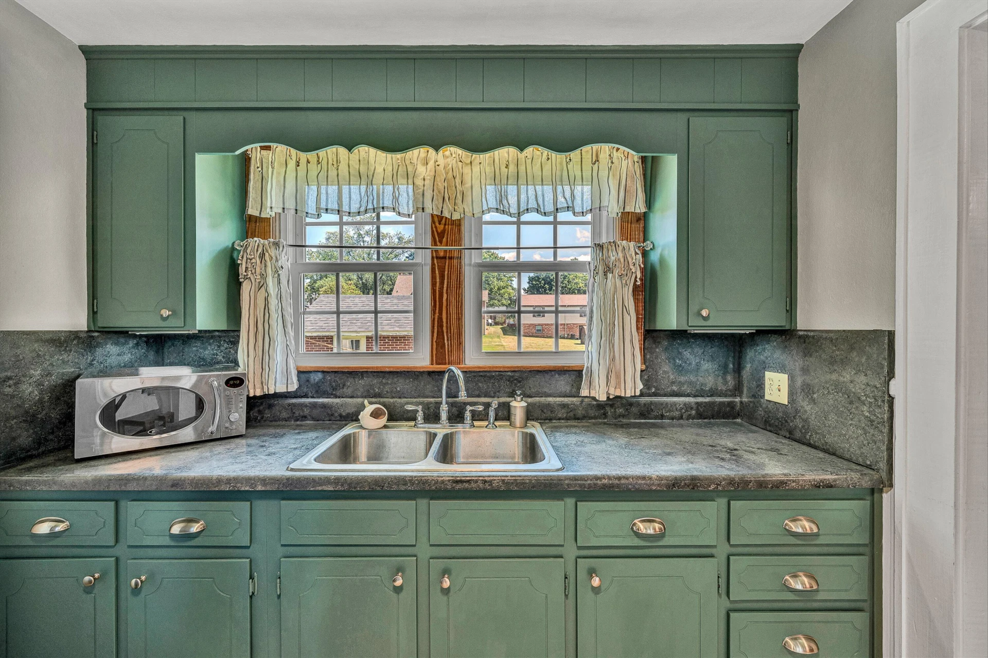 424 Goodwin AVE - Photo 9