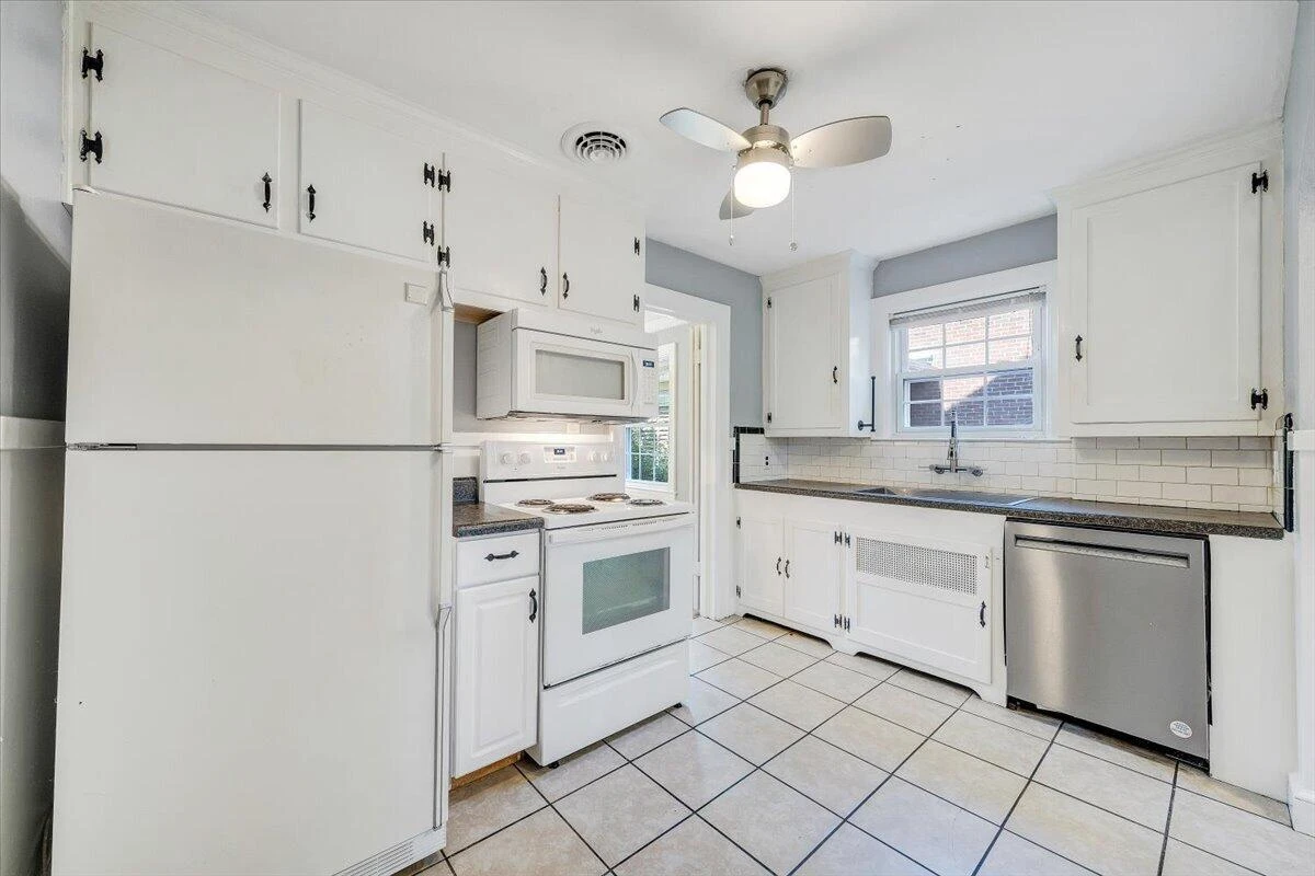 2319 Laburnum AVE SW - Photo 8