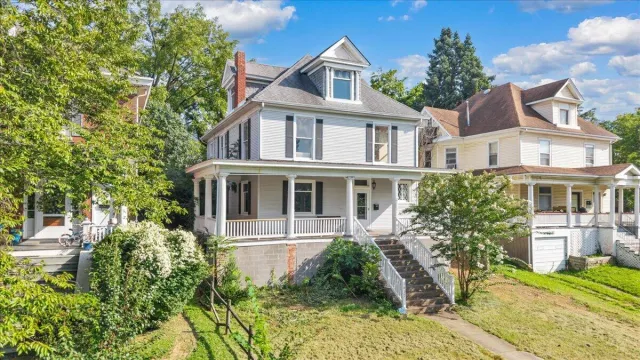 1412 Maple AVE SW