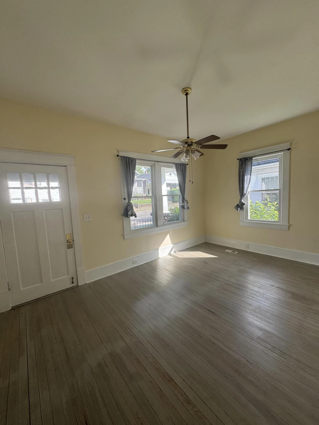 613 Montrose AVE SE - Photo 2