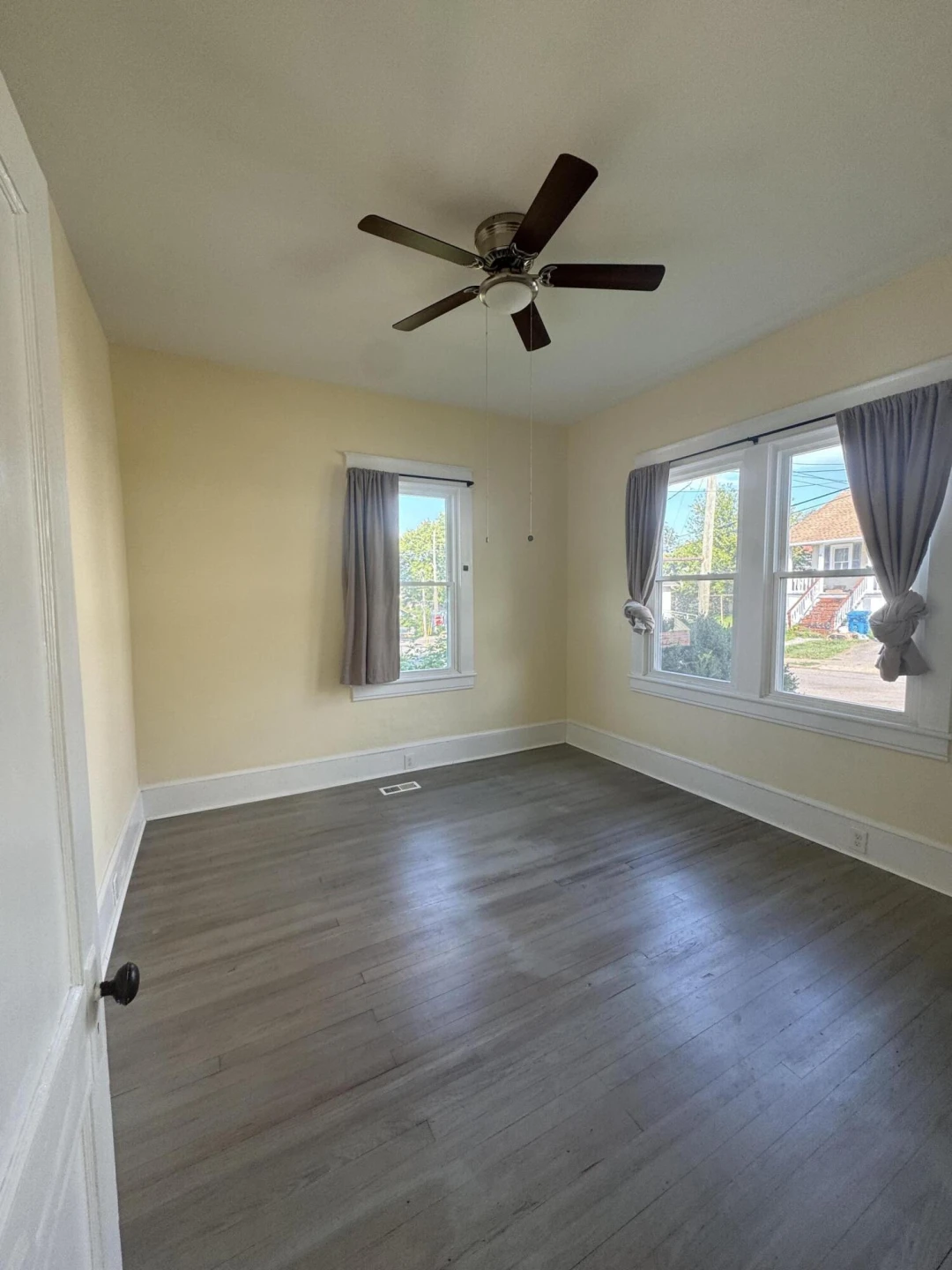 613 Montrose AVE SE - Photo 3