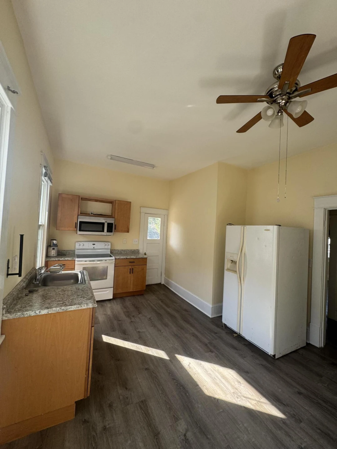 613 Montrose AVE SE - Photo 8
