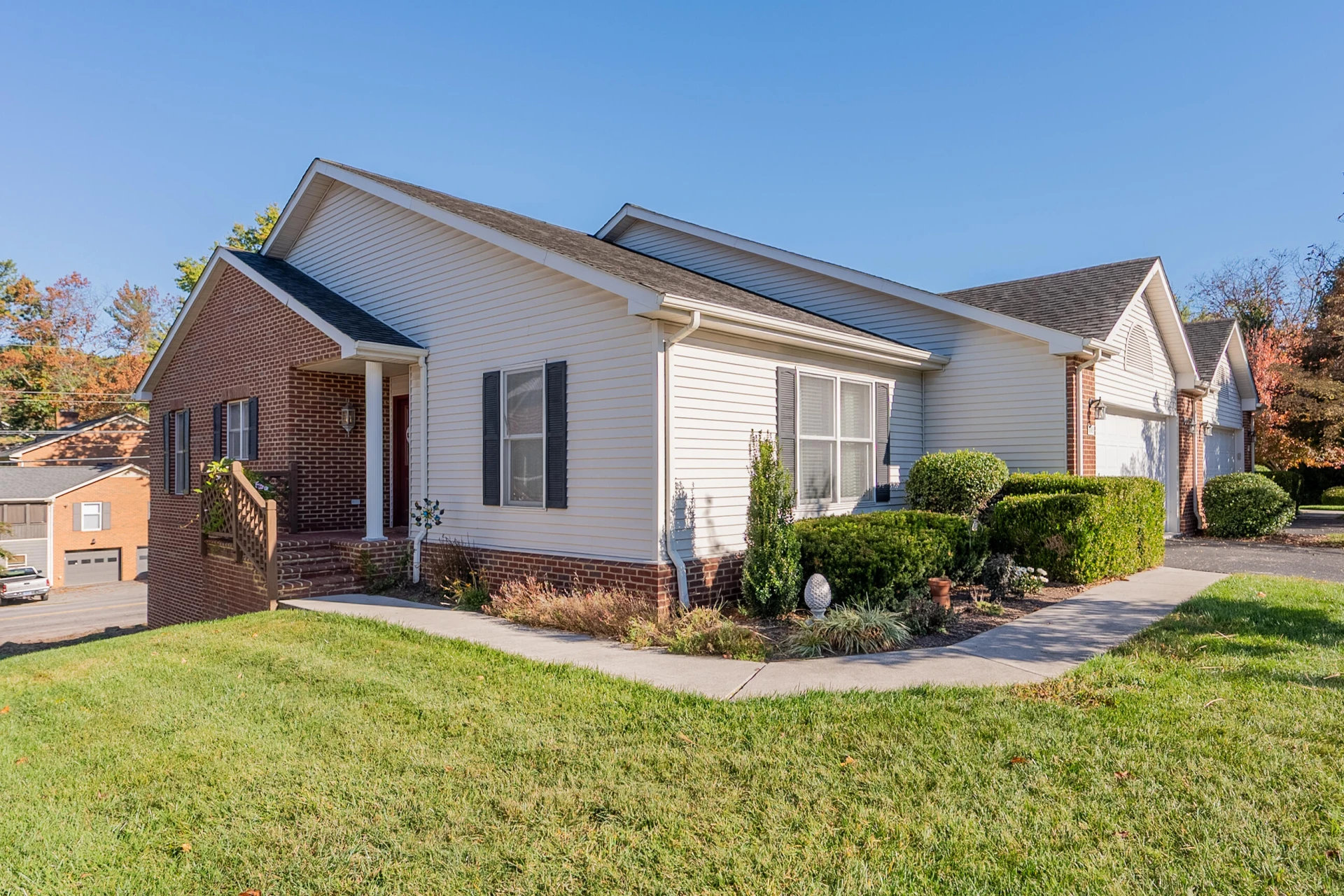 1005 Edwards LN
