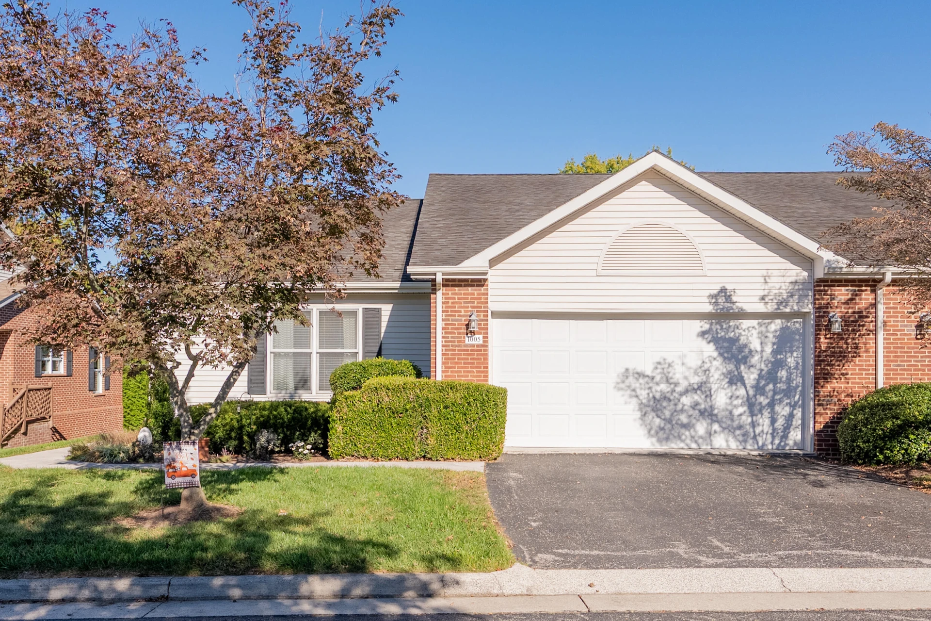 1005 Edwards LN - Photo 2