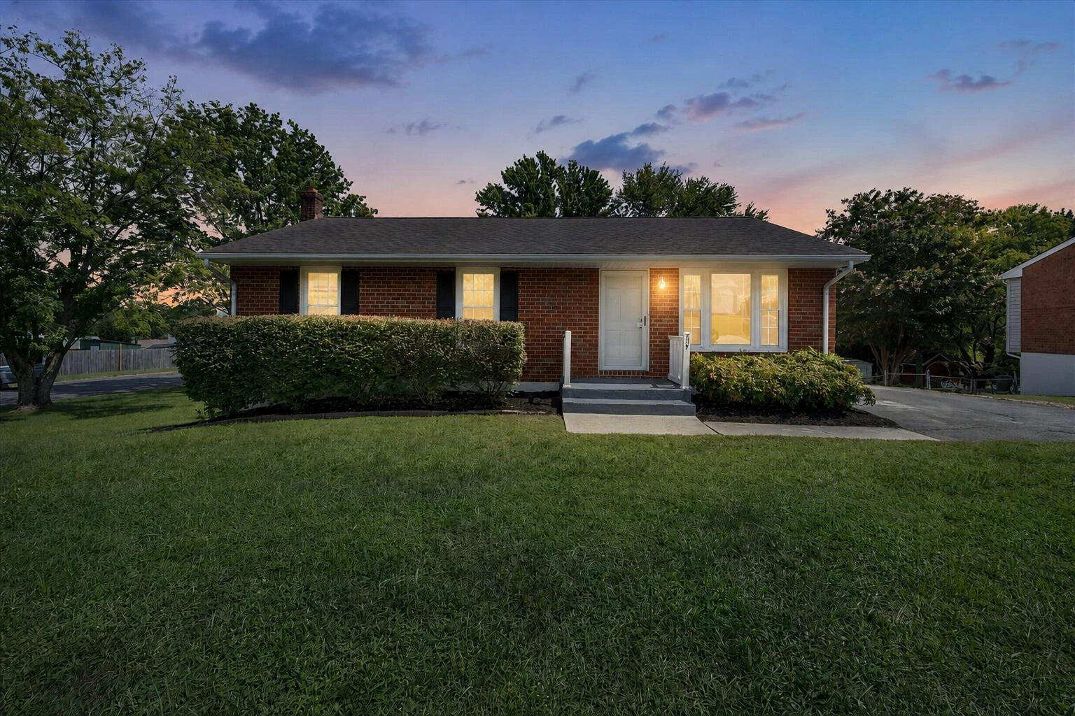 207 Hillview DR