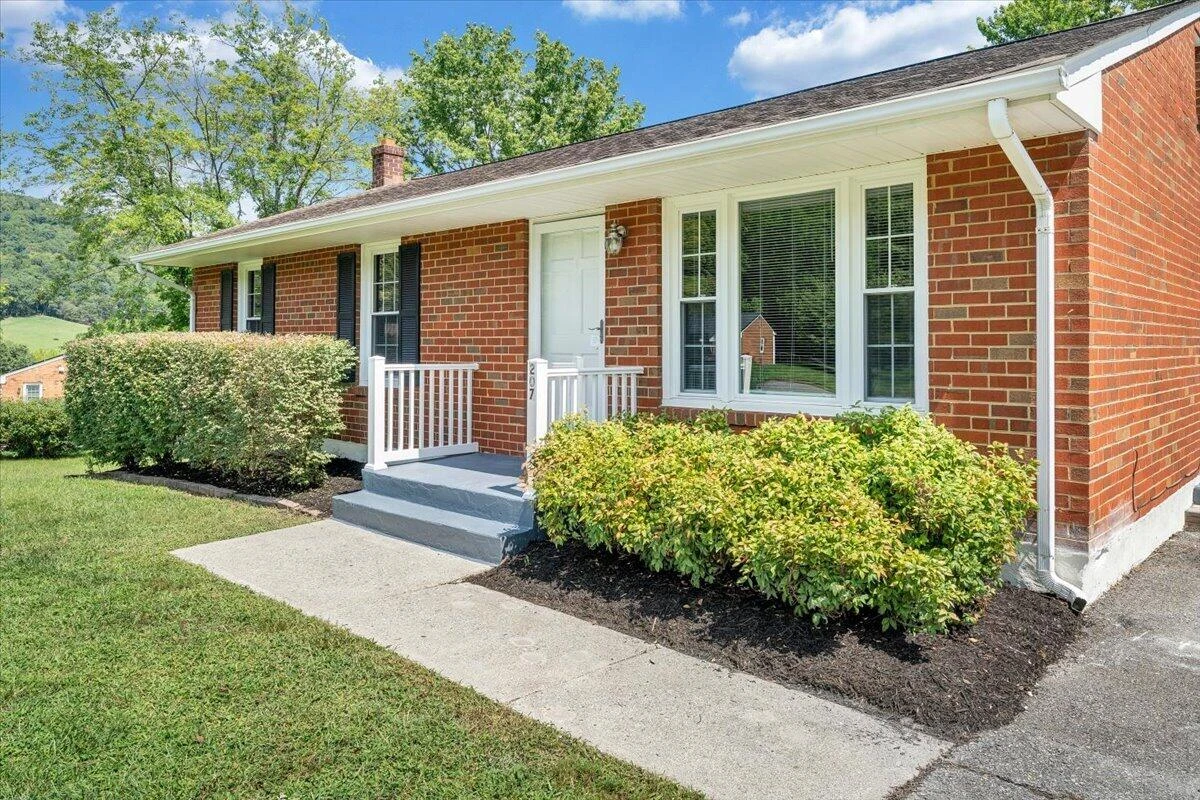 207 Hillview DR - Photo 2