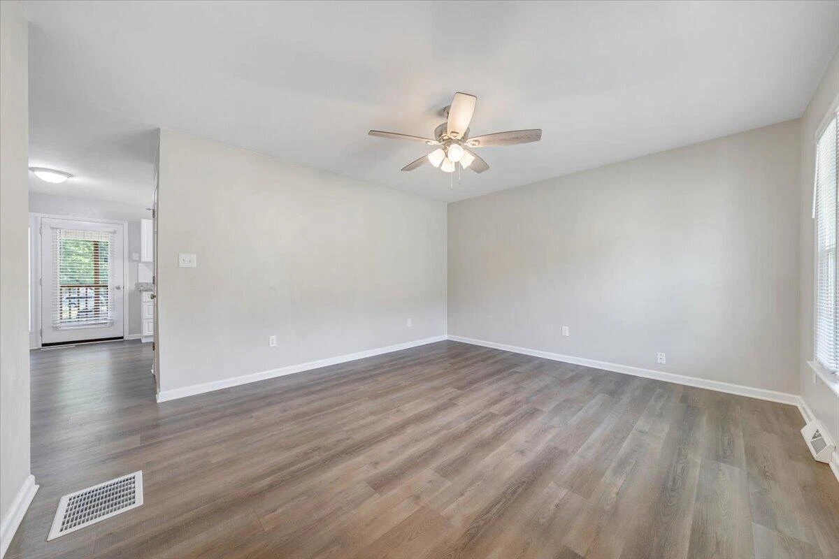 207 Hillview DR - Photo 3