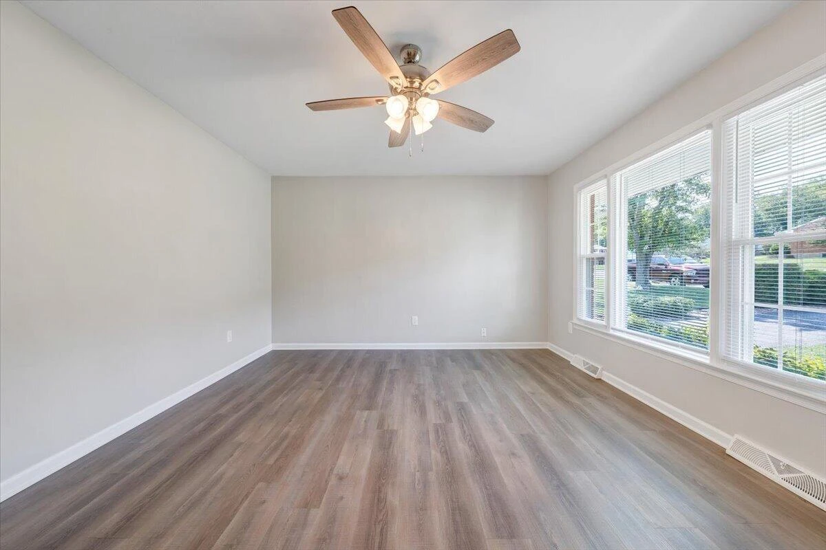 207 Hillview DR - Photo 4