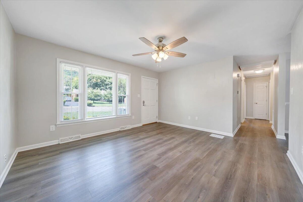 207 Hillview DR - Photo 5