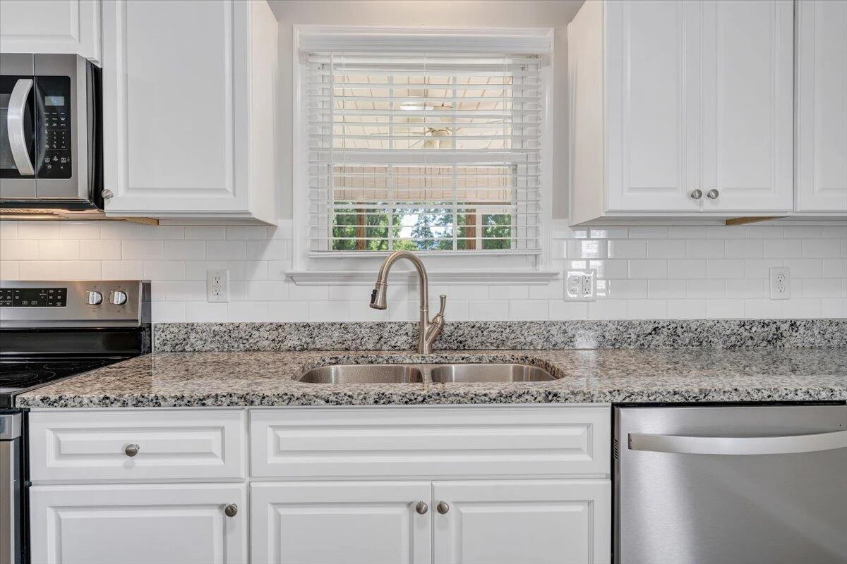 207 Hillview DR - Photo 10