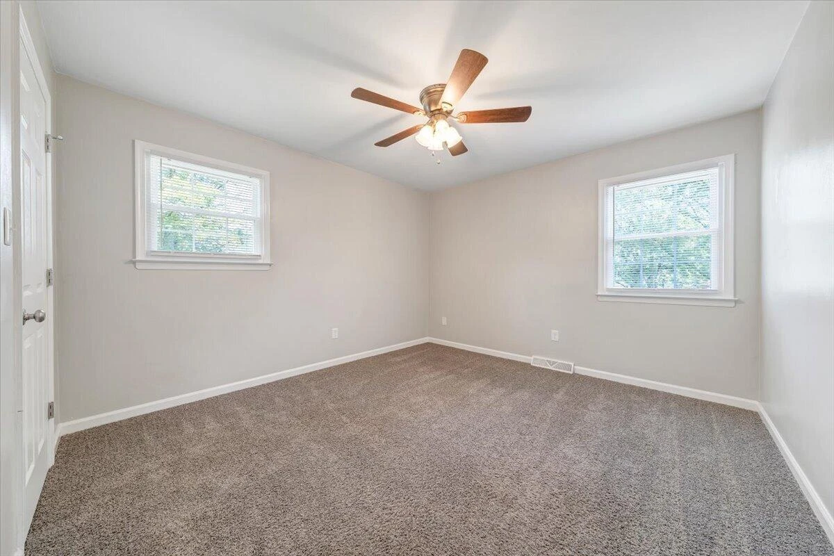 207 Hillview DR - Photo 13