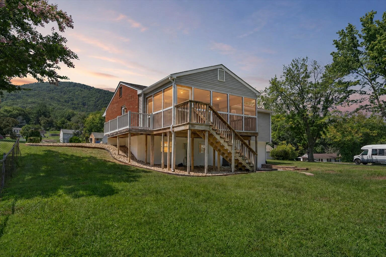 207 Hillview DR - Photo 23
