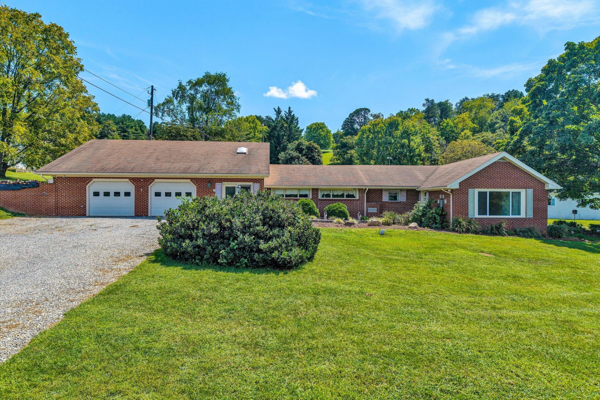 318 Rogers LN