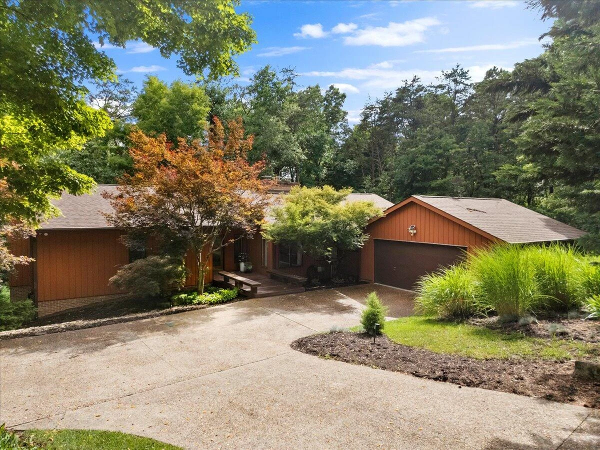 1102 Deerfield DR - Photo 2