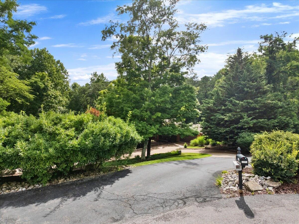 1102 Deerfield DR - Photo 3