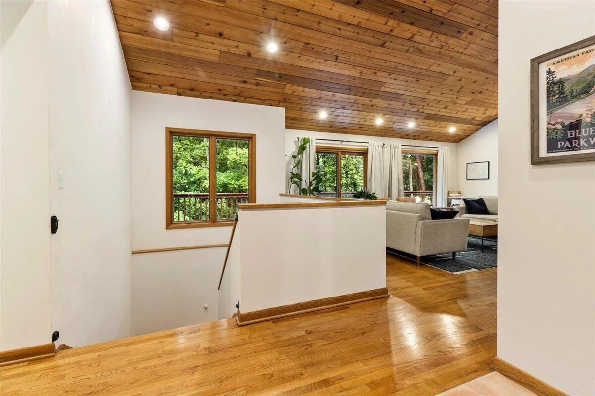 1102 Deerfield DR - Photo 8