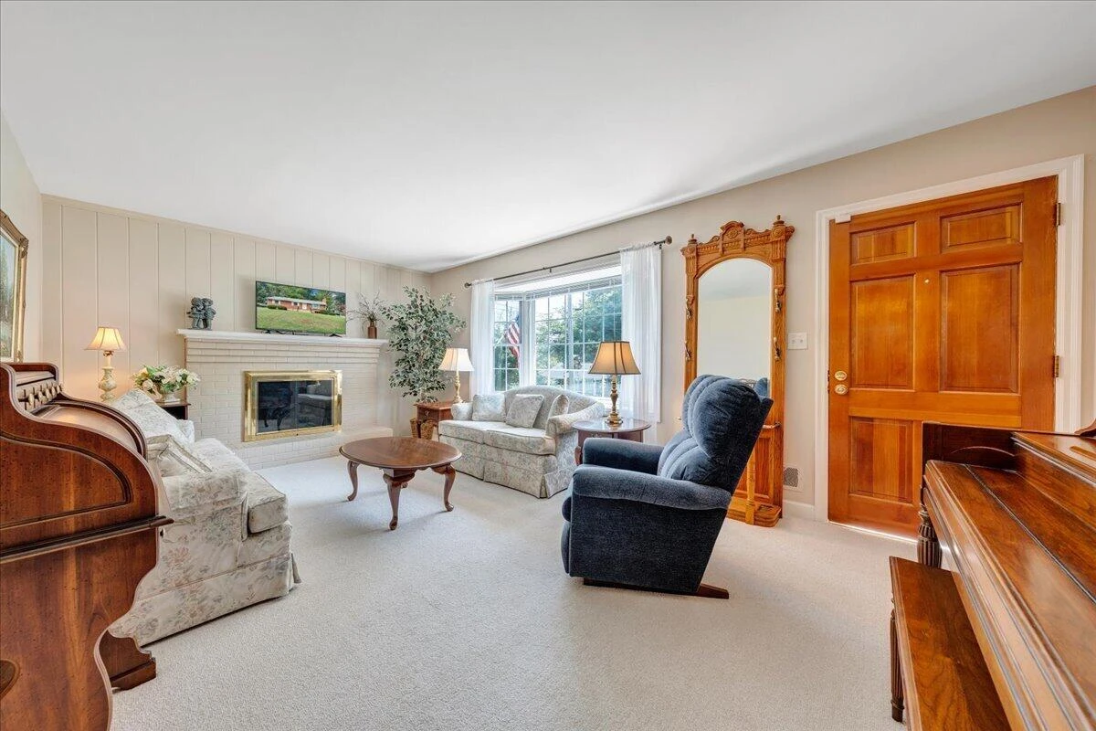 4501 Kirkwood DR - Photo 4