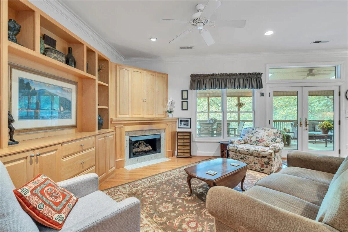 2443 Beverly BLVD SW - Photo 8