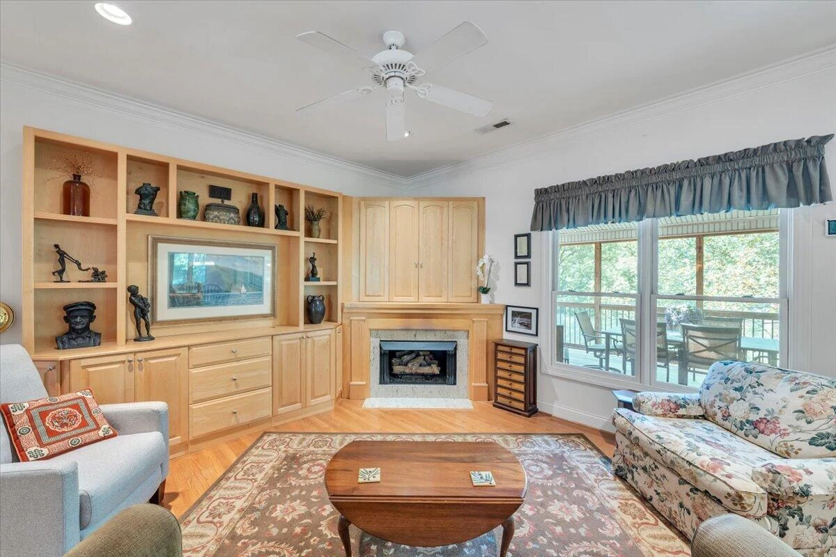2443 Beverly BLVD SW - Photo 9