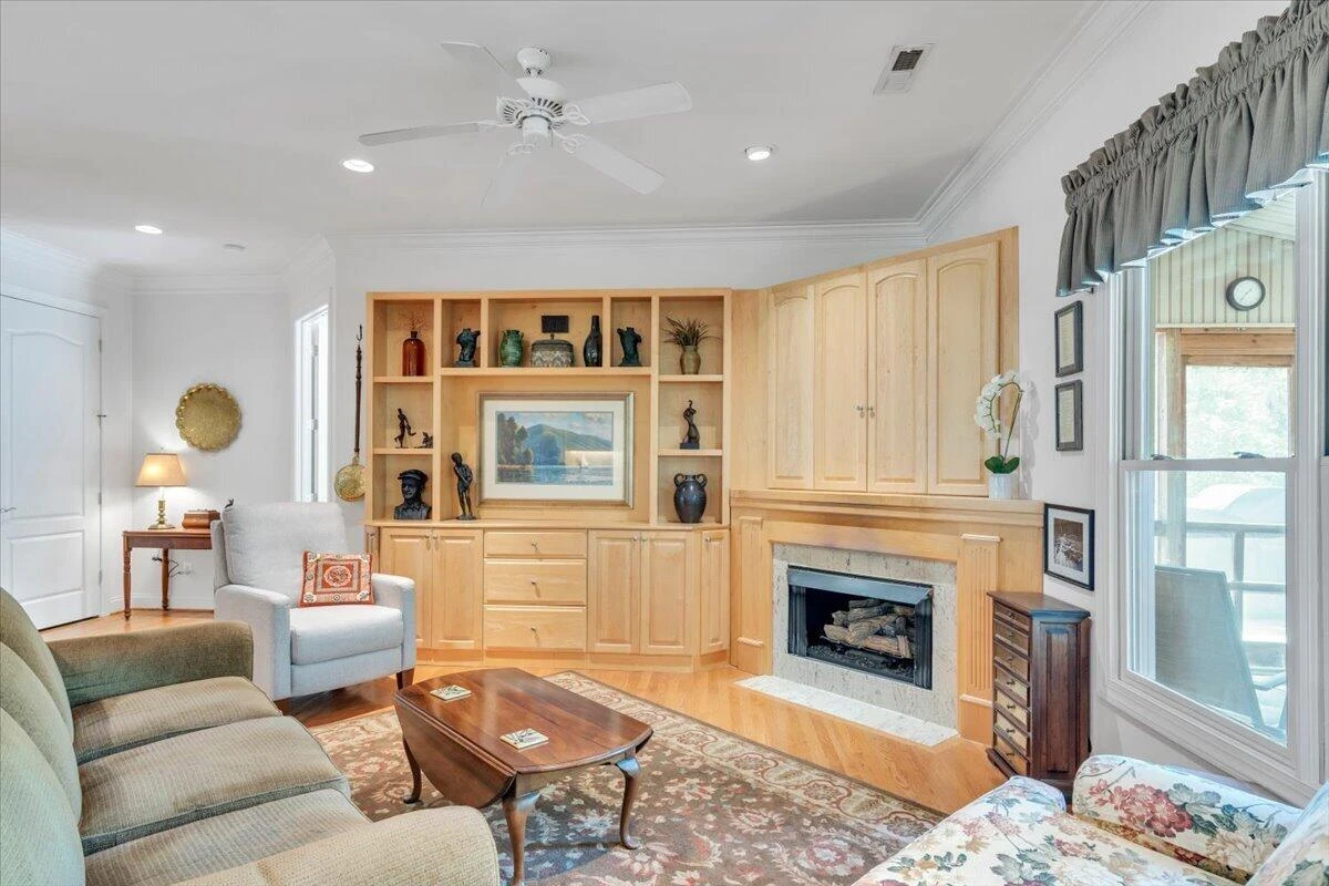 2443 Beverly BLVD SW - Photo 10