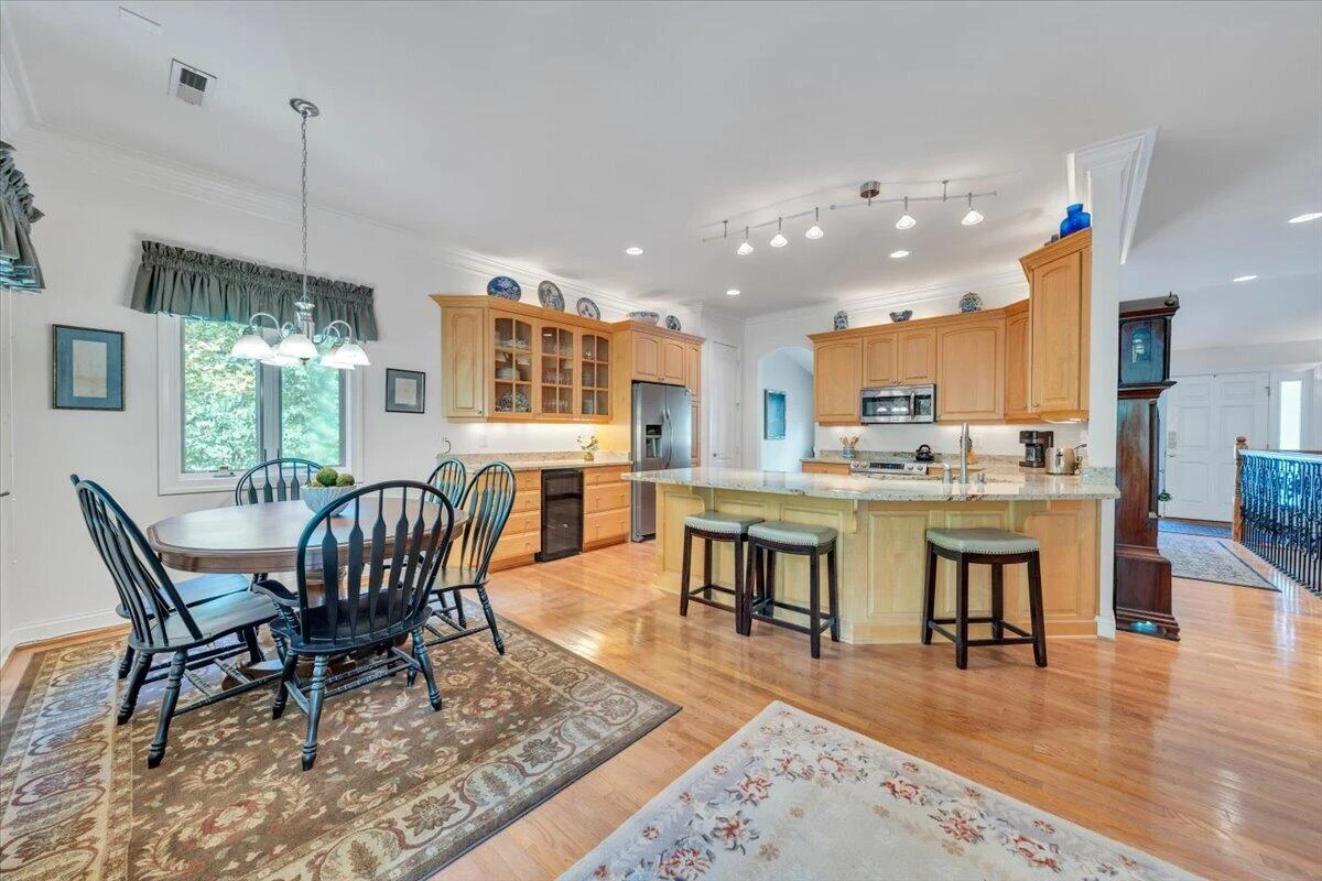 2443 Beverly BLVD SW - Photo 12