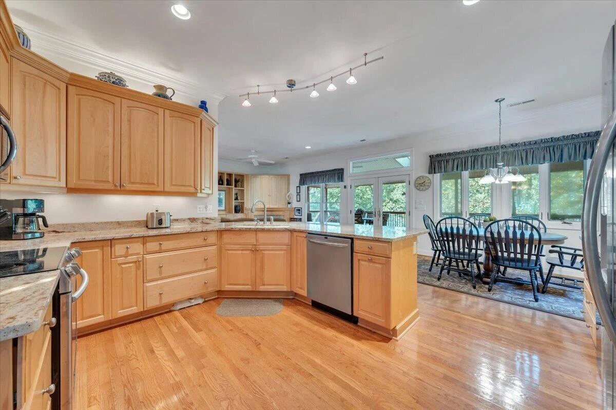 2443 Beverly BLVD SW - Photo 17