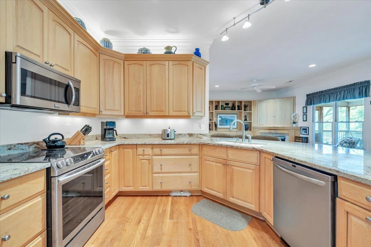 2443 Beverly BLVD SW - Photo 18