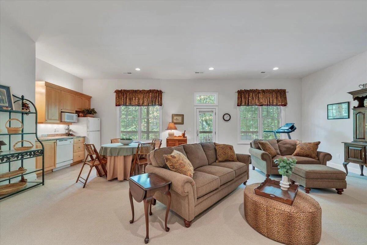 2443 Beverly BLVD SW - Photo 41