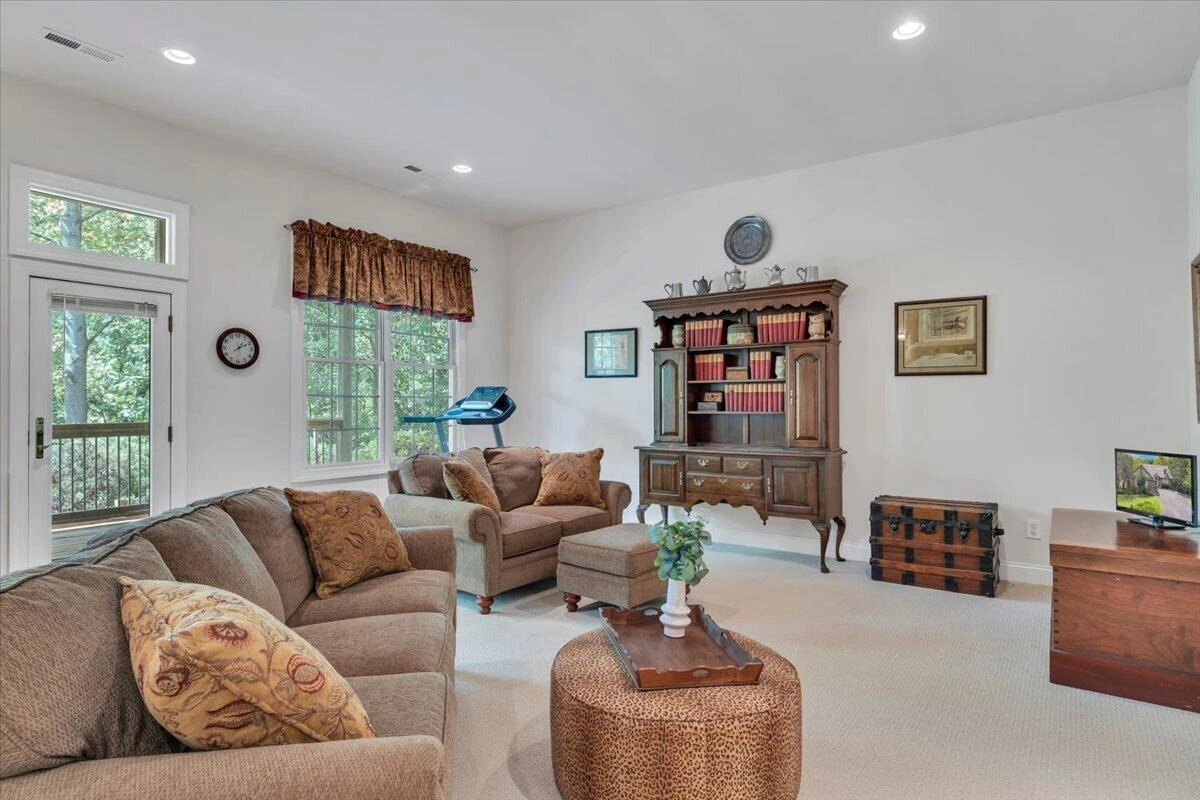 2443 Beverly BLVD SW - Photo 43