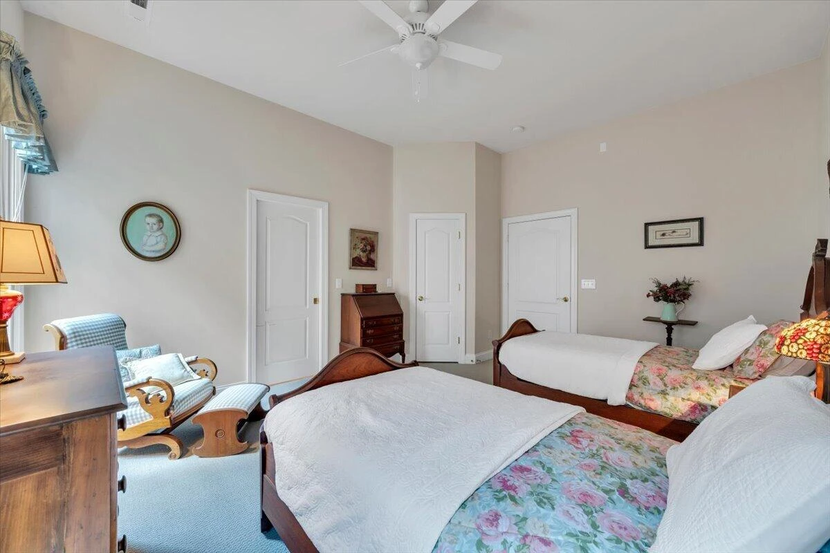 2443 Beverly BLVD SW - Photo 53